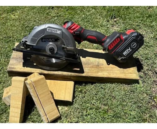Combo Sierra Circular Inalámbrica + Batería + Cargador Equus Rojo 50hz 60hz