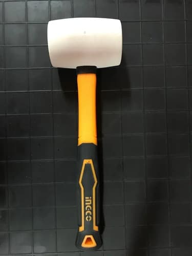 Mazo De Goma Ingco Con Cabeza De Caucho Natural Y Mango De Fibra De Vidrio