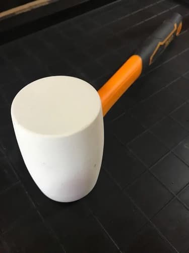Mazo De Goma Ingco Con Cabeza De Caucho Natural Y Mango De Fibra De Vidrio