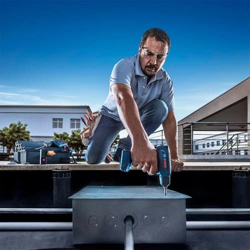 Taladro Atornillador Inalámbrico De 6mm Bosch Gsr 1000 Smart 12v + Accesorios Con Maletín De Transporte Azul
